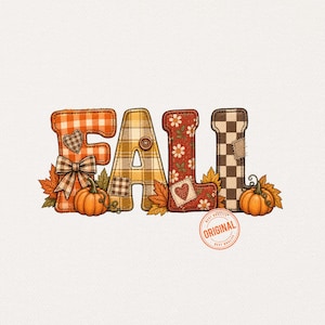 Puede incluir: La palabra FALL está escrita con letras decorativas que presentan varios patrones de tela, incluyendo cuadros vichy naranjas, tartán amarillo, flores rojas y cuadros marrones. Las letras están adornadas con calabazas, hojas de otoño y un lazo.