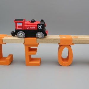 Pilar de puente nombre individual personalizado para ferrocarril de madera infantil compatible con Brio, Ikea, Lidl (juguete o regalo para niños)