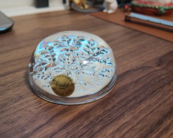 Fermacarte vintage Cristal France a forma di fiocco di neve / Cupola in cristallo al piombo 24% / Decorazione invernale natalizia per la scrivania / Vetro artistico francese con adesivo