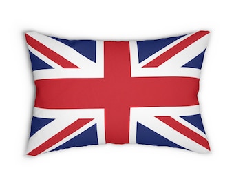 Könnte beinhalten: Ein rechteckiges Dekokissen mit dem Design der Union Jack Flagge. Das Muster besteht aus einem kräftigen roten zentralen Kreuz und diagonalen Streifen mit weißer Umrandung auf einem tief dunkelblauen Hintergrund, was ein klassisches Motiv ergibt.