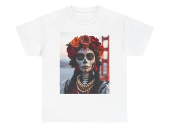 Maglietta unisex in cotone pesante per il Dia de los Muertos, con stampa di teschi, ideale per Halloween e per celebrare la cultura locale.