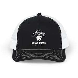 Könnte beinhalten: Schwarz-weiße Trucker-Cap mit dem weißen Text "ILWU WEST COAST". Die Kappe hat eine schwarze Front, eine weiße Mesh-Rückseite und einen gebogenen Schirm. Mit einem Snapback-Verschluss.