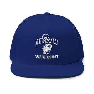 Könnte beinhalten: Marineblaue Baseballkappe mit flachem Schirm und weißem Stickdesign. Das Design zeigt den Text "ILWU" über einer geballten Faust, die einen Haken hält, mit "WEST COAST" darunter.