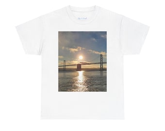Maglietta unisex in cotone pesante con stampa del tramonto sul ponte della baia di San Francisco, ideale per il tempo libero, un regalo perfetto per gli amanti della natura e delle avventure all'aria aperta, dalla vestibilità comoda.