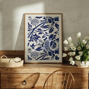 Makieta drewnianej ramy we wnętrzu salonu, makieta plakatu, makieta vintage, makieta wydruku artystycznego, realistyczna makieta, światło naturalne, inteligentny obiekt JPG PSD