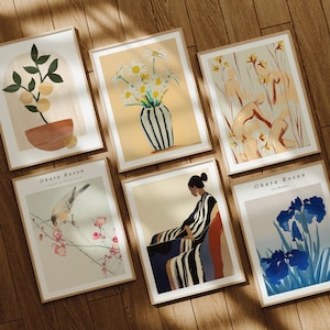 Peut inclure: Ensemble de six impressions d'art encadrées présentant divers motifs botaniques et abstraits. Les impressions comprennent un citronnier, un bouquet de fleurs blanches, une paire de figures, un oiseau sur une branche, une femme en robe rayée et un iris bleu.