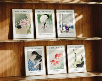 Op de afbeelding: Zes ingelijste prints van Japanse kunst op een houten plank. De prints tonen afbeeldingen van vogels, bloemen, vissen en mensen. De prints zijn allemaal in een vergelijkbare stijl, met een witte achtergrond en zwarte contouren.