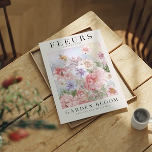 Könnte beinhalten: Ein Vintage-Poster mit einem Aquarellbild von rosa und violetten Blumen. Das Poster trägt den Text "FLEURS VERDURE D'ETE" und "GARDEN BLOOM ENGLAND EXHIBITION 1892".