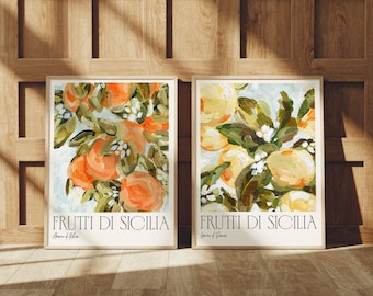 Puede incluir: Dos impresiones enmarcadas con fondo blanco y el texto "FRUTTI DI SICILIA" en negro. Las impresiones presentan pinturas abstractas de cítricos naranjas con hojas verdes y flores blancas.