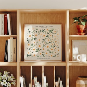 Fyrkantig trärammodell i vardagsrum, fyrkantig rammodell, konsttrycksdisplay, affischmodell, minimalistisk inredningskonstmodell PSD Photopea