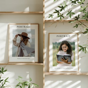 Puede incluir: Dos impresiones enmarcadas con la palabra "PORTRAIT" en la parte superior. La impresión de la izquierda muestra a una mujer con un sombrero de ala ancha y una bufanda. La leyenda debajo de la imagen dice "Mujer con sombrero de ala ancha". La impresión de la derecha muestra a una niña sentada en un campo leyendo un libro. La leyenda debajo de la imagen dice "Niña sentada en un campo leyendo un libro".