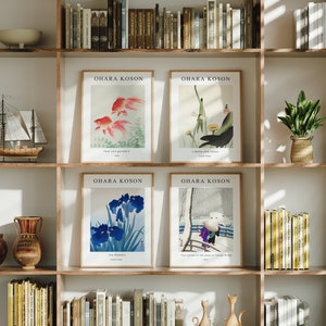 Peut inclure: Quatre estampes encadrées sur une étagère en bois avec des livres et une plante en pot. Les estampes sont toutes d'Ohara Koson et présentent de l'art japonais, notamment deux poissons rouges, un oiseau et des fleurs, et une scène enneigée.