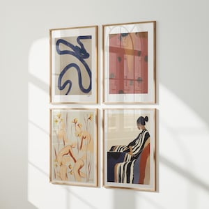 Pode incluir: Quatro impressões de arte emolduradas com designs abstratos. Uma impressão apresenta uma forma abstrata azul sobre um fundo bege. Outra retrata uma cena arquitetônica vermelha. As outras duas impressões mostram figuras e elementos florais.