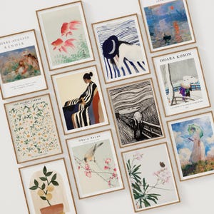 Może przedstawiać: Kolekcja oprawionych wydruków artystycznych prezentujących różne style i tematy artystyczne. Wydruki obejmują wzory kwiatowe, pejzaże i portrety, wszystkie w drewnianych ramach. Grafika prezentuje gamę kolorów i stylów, odpowiednich do dekoracji wnętrz.