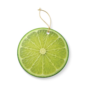 Può includere: Un ornamento rotondo a forma di fetta di lime, con un cordino dorato per appenderlo. L'ornamento è di colore verde lime brillante, con segmenti dettagliati. Ideale per decorazioni a tema cucina o cibo, con un diametro di circa 8 cm.