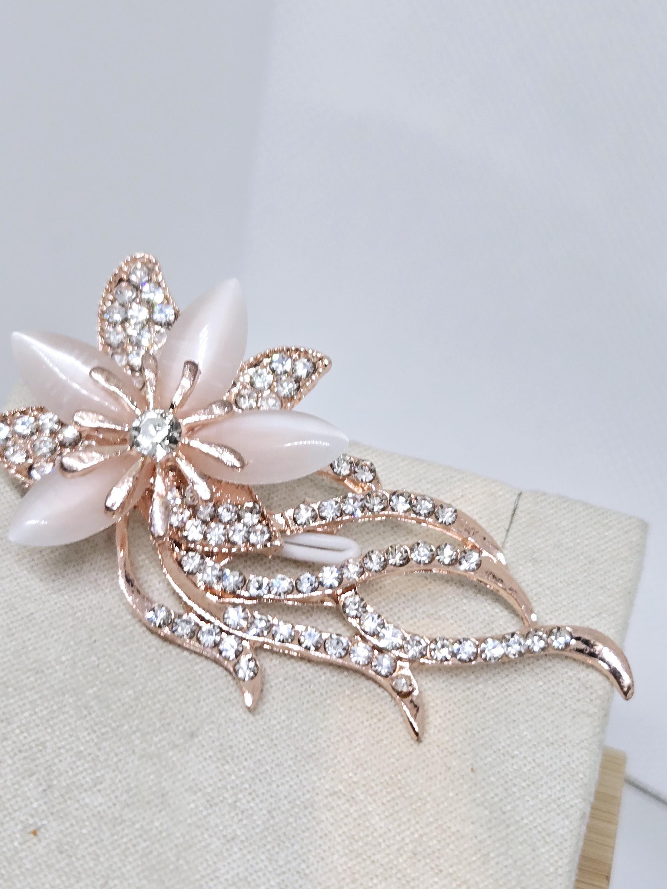 SPILLA A FORMA DI FIORE CON PERLE E DIAMANTI - Asta Gioielli - Associazione Nazionale - Case d