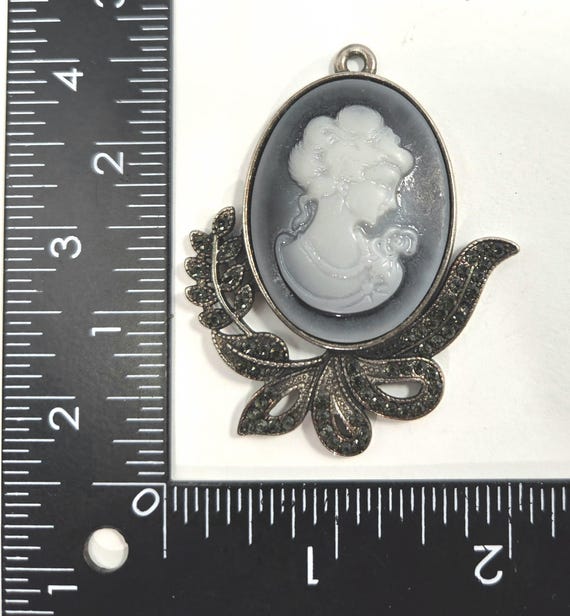 Pendentif Vintage Couleur Bronze - Camée Buste De Femme, Perles Nacrées, Bijou Occasion