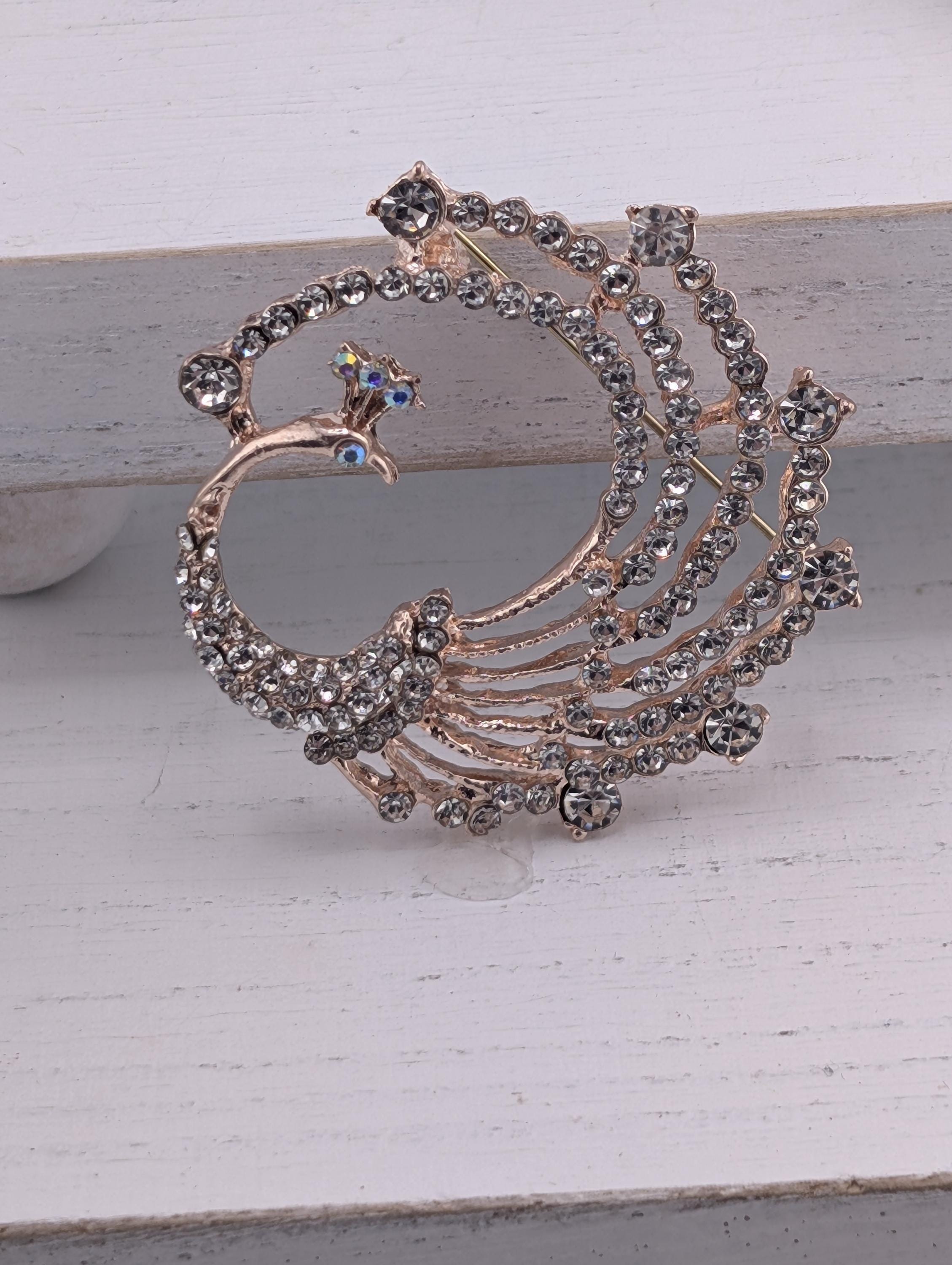 Spilla a forma di pavone con cristalli Swarovski, enorme arcobaleno, spilla a forma di pavone, gioielli con piume di pavone, regali di Natale per il 70° e l'80° compleanno. - Italia
