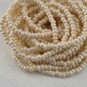 Cáscara de huevo opaca / Tamaño 8 / Media madeja (12" 6 hilos) / Cuentas de vidrio Preciosa-Ornela