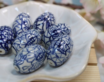 Hielo agrietado blanco azul asiático, mariposa, flores - Primavera emergiendo de cuentas de porcelana de invierno Cuentas de 27 mm (1 cuenta)