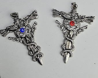 Conjunto de 2 colgantes de cruz de aleación estilo gótico con detalles de pedrería roja y azul.