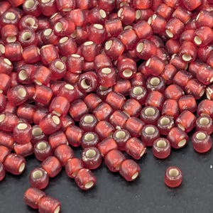 Tubo redondo Toho de 2,5" con rubí esmerilado y forrado de plata, tamaño 11/0