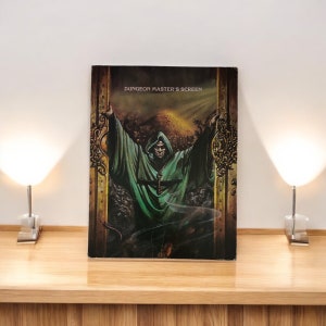Puede incluir: Una pantalla de Dungeon Master vintage de Dungeons and Dragons con un hombre de pelo oscuro con una túnica verde con capucha, de pie en una puerta con un marco dorado. El fondo es una escena oscura y fantástica con una montaña en la distancia.
