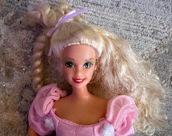 Barbie trägt rosa Kleid