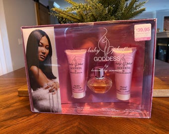 Vintage Y2K Baby Phat Goddess von Kimora Lee Simmons 3-teiliges Geschenkset - Eingestellt Eau de Toilette, Lotion & Duschgel - Neu versiegelt