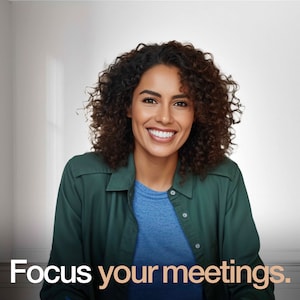 Könnte beinhalten: Eine Frau mit lockigem braunen Haar lächelt in die Kamera. Sie trägt ein grünes Hemd über einem blauen Hemd. Der Text "Focus your meetings." befindet sich unter ihr.