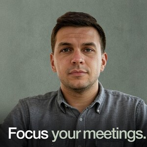 Könnte beinhalten: Ein Mann mit kurzen braunen Haaren und einem grauen Hemd blickt direkt in die Kamera. Der Text "Focus your meetings." befindet sich unter ihm.