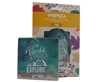 Puede incluir: Un ambientador de coche cuadrado con un fondo de acuarela azul y verde. El texto "The World Is Yours To Explore" está impreso en blanco en la parte delantera. El ambientador está empaquetado en una caja de cartón con un diseño colorido y la palabra "WEENZA" impresa en la parte delantera.