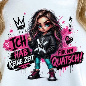 Könnte beinhalten: Weißer Kapuzenpullover mit einer Grafik eines Cartoon-Mädchens mit rosa und schwarzen Haaren, das eine schwarze Jacke und türkisfarbene Hosen trägt. Der Text auf dem Hoodie lautet "Ich hab keine Zeit fur den Quatsch!" und eine Krone.