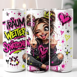 Könnte beinhalten: Ein zylindrischer Becher mit weißem Hintergrund und Graffiti-Kunst. Er zeigt eine Cartoon-Figur mit Dutt-Frisur, die zwinkert, die Zunge herausstreckt und den Mittelfinger zeigt. Der Text auf dem Becher lautet "TRÄUM WEITER SCHÄTZCHEN".