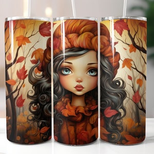 Op de afbeelding: Een roestvrijstalen tumbler met een herfstthema met een cartoonmeisje met lang zwart haar dat een bruine en oranje hoed draagt. De achtergrond is een bos scène met herfstbladeren in tinten rood, oranje en geel.