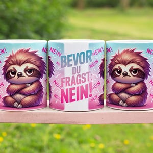 Puede incluir: Tres tazas de cerámica blanca con un diseño de perezoso de dibujos animados. El perezoso tiene una expresión de mal humor y los brazos cruzados, rodeado de la palabra "NO" en rosa. La taza central tiene el texto "¡ANTES DE PREGUNTAR: NO!"