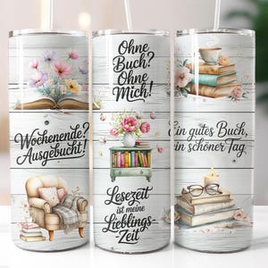 Op de afbeelding: Een witte tumbler met een bloemen- en boeken thema. De tumbler heeft aquarel illustraties van boeken, bloemen en een gezellige fauteuil. De tekst in het Duits luidt "Ohne Buch? Ohne Mich!" en "Wochenende? Ausgebucht!"