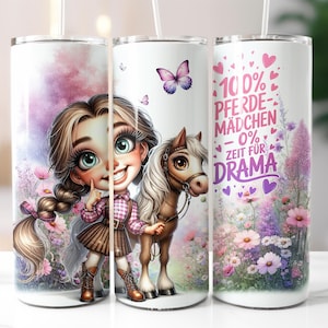 Può includere: Un bicchiere bianco con un'illustrazione a cartoni animati di una ragazza e un cavallo, su uno sfondo floreale e di farfalle. Il bicchiere ha il testo "100% Pferde-Mädchen - 0% Zeit für Drama". Il design include colori rosa, viola e marrone.