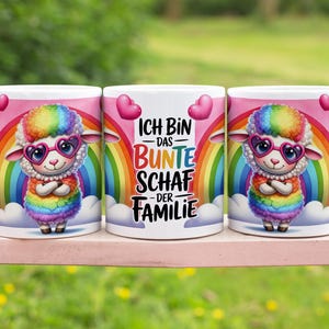 Peut inclure: Trois mugs en céramique blanche avec un design coloré. Chaque mug présente un mouton de dessin animé portant des lunettes en forme de cœur et une tenue arc-en-ciel, sur fond d'arc-en-ciel et de rose. Le mug du milieu porte le texte "Ich bin das bunte Schaf der Familie".