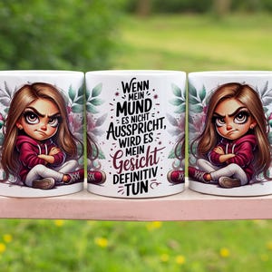 Puede incluir: Tres tazas de cerámica blanca con un diseño de niña de dibujos animados. Las tazas tienen texto negro que dice "Wenn mein Mund es nicht Ausspricht, wird es mein Gesicht definitiv tun."