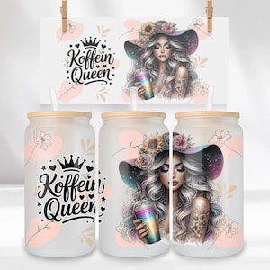 Könnte beinhalten: Glasgetränkebecher mit Bambusdeckeln und Strohhalmen. Jeder Becher hat ein Blumendesign und den Text "Koffein Queen". Die Becher haben eine Aquarellillustration einer Frau mit Hut, die ein Getränk hält.