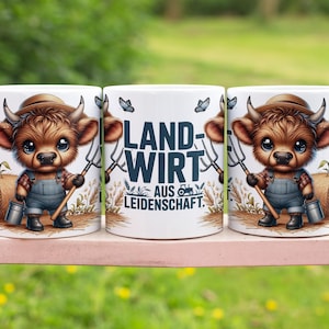 Puede incluir: Taza de cer&aacute;mica blanca con un toro de dibujos animados con un mono y un sombrero, sosteniendo una horca. La taza tiene el texto alem&aacute;n "LANDWIRT AUS LEIDENSCHAFT" y est&aacute; decorada con mariposas y trigo.