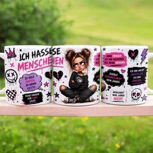 Może przedstawiać: Trzy białe ceramiczne kubki z czarną i różową grafiką i tekstem. Jeden kubek przedstawia siedzącą postać z kreskówki ze skrzyżowanymi ramionami. Pozostałe kubki mają niemiecki tekst, serca, gwiazdy i grafikę czaszki.