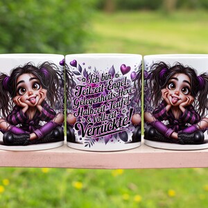 Könnte beinhalten: Drei weiße Keramikbecher mit einer Cartoon-Illustration eines Mädchens mit lila Haaren und einem lila-schwarzen Outfit. Der Text auf dem mittleren Becher lautet "Ich bin Teilzeit-Engel, Gelegenheits-Hexe, Halbzeit-Teufel & Vollzeit-Verrückte!"