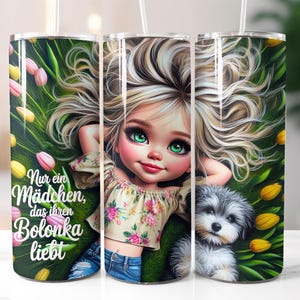Op de afbeelding: Een tumbler met een cartoon illustratie van een meisje met blond haar en een kleine hond, omringd door bloemen. De tumbler heeft de tekst "Nur ein Mädchen, das ihren Bolonka liebt."