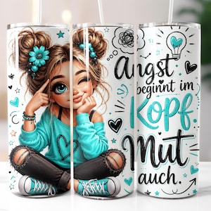Könnte beinhalten: Ein zylindrischer Becher mit einer Cartoon-Illustration einer Person mit braunen Haaren in Dutts, die ein türkisfarbenes Langarmshirt und eine schwarze zerrissene Jeans trägt. Das Design zeigt türkise Herzen, Sterne und den Text: Angst beginnt im Kopf, Mut auch.