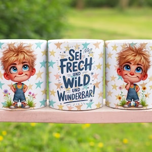 Könnte beinhalten: Drei weiße Keramikbecher mit einer Cartoon-Illustration eines Jungen mit blonden Haaren und blauen Augen. Die Becher haben einen Sternmusterhintergrund. Der mittlere Becher hat den Text "SEI FRECH UND WILD UND WUNDERBAR!"