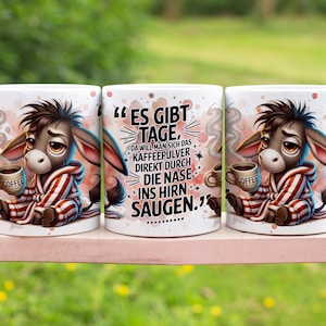Puede incluir: Tres tazas de cerámica blanca con un diseño de burro de dibujos animados. Las tazas tienen un asa negra y un borde negro. El texto en la taza dice "ES GIBT TAGE, DA WILL MAN SICH DAS KAFFEEPULVER DIREKT DURCH DIE NASE INS HIRN SAUGEN."