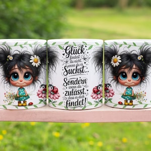 Könnte beinhalten: Drei weiße Keramikbecher mit einem Cartoon-Mädchen-Design. Jeder Becher hat ein anderes Design. Der Becher in der Mitte hat den Text "Glück findest du nicht, wenn du es Suchst... Sondern wenn du zulässt, dass es dich findet!"