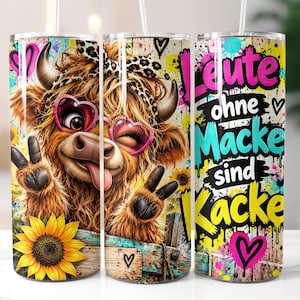 Op de afbeelding: Een cilindervormige beker met een bruine hooglander die een hartvormige bril en een strik met luipaardprint draagt. Het ontwerp bevat zonnebloemen, een houten hek en de Duitse tekst "Leute ohne Macke sind Kacke" in kleurrijke graffiti-letters.